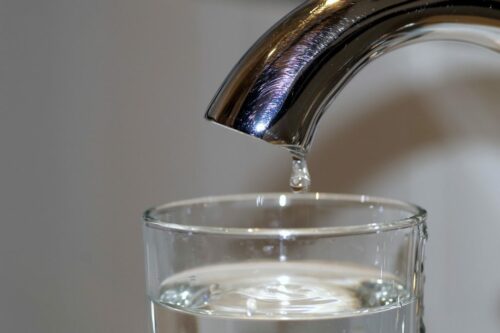 Água fornecida pela Casan em condomínio onde morreram duas crianças não está contaminada