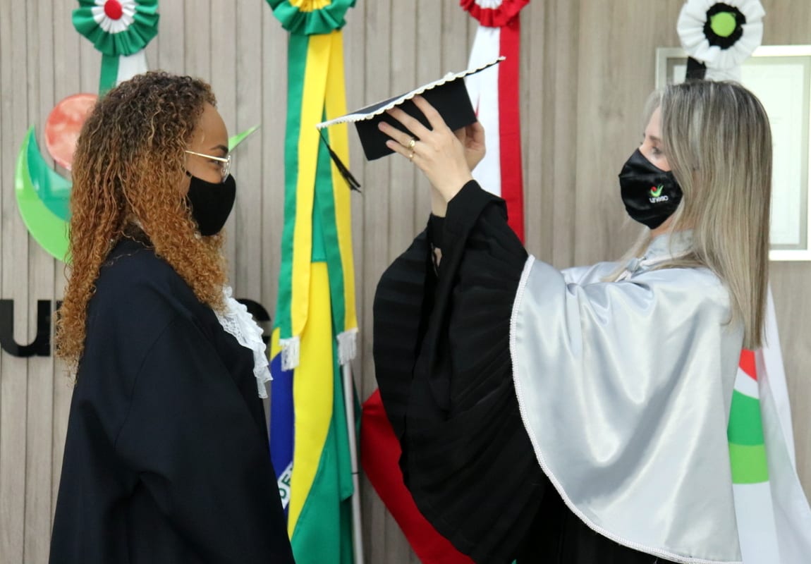 Conexão Brasil-Angola: Estudante recebe certificado de conclusão de curso em cerimônia emocionante
