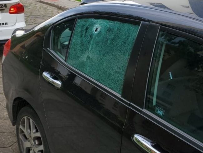 VÍDEO | Vítima reage a assalto e tem carro alvejado em Criciúma
