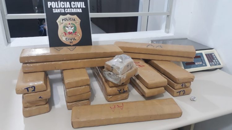 Tio e sobrinho são presos com 30kg de maconha no bairro Renascer em Criciúma
