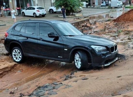 Carro cai em buraco aberto pela chuva em Criciúma