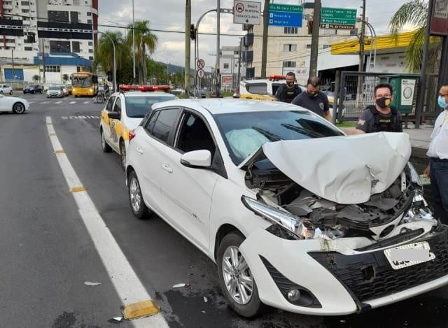 Motorista embriagado invade pista de ônibus e colide em "Amarelinho" na Centenário