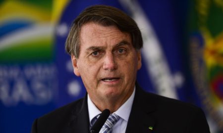 Bolsonaro sanciona projeto sobre compra de vacinas