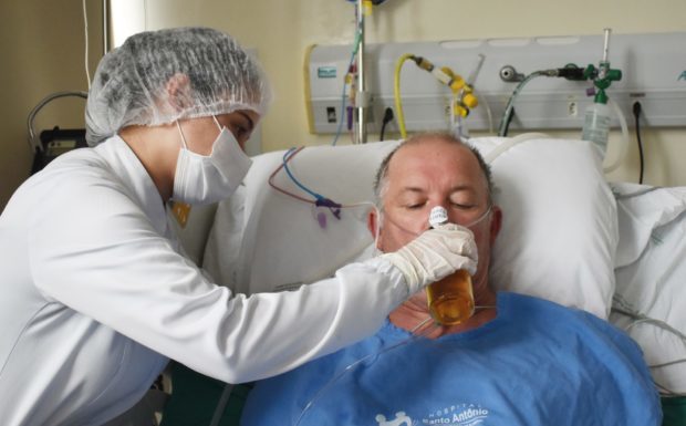 Paciente toma cerveja após ganhar alta da UTI Covid
