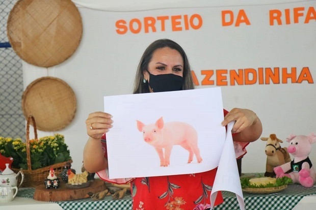 "Eu só conseguia rir e pensar em o que fazer com o porco", afirma gaúcha, uma das sorteadas na Rifa da Fazendinha
