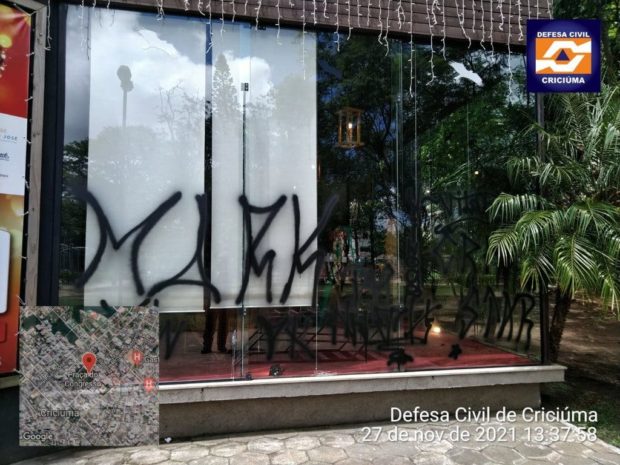 Polícia descobre autor de pichação na Casa do Papai Noel em Criciúma