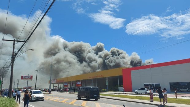 Veja imagens do incêndio em mercado atacadista de Florianópolis