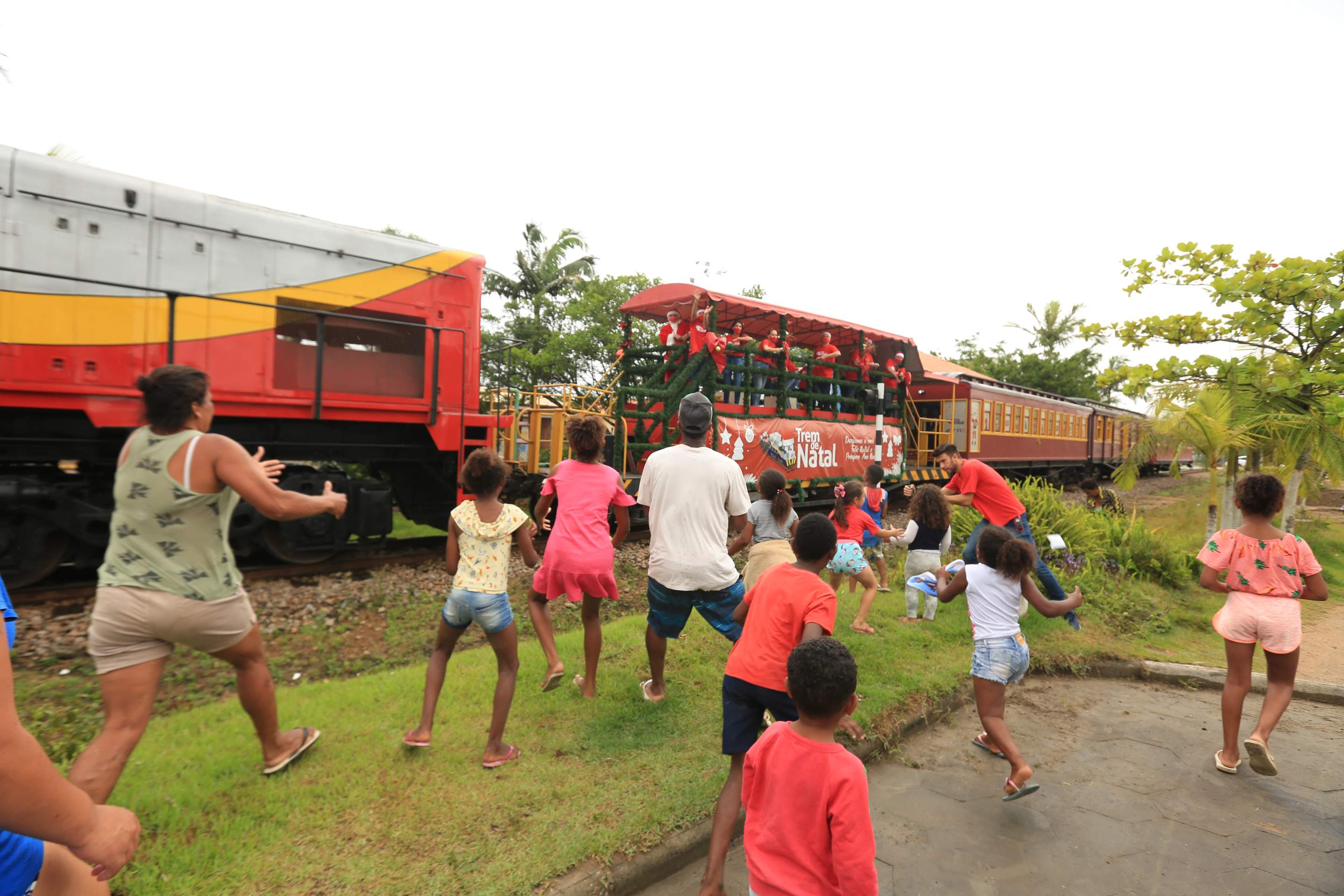 Trem do Natal passa por 31 comunidades