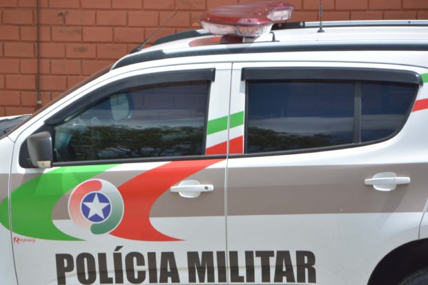 Trio armado invade e assalto lanchonete em Criciúma
