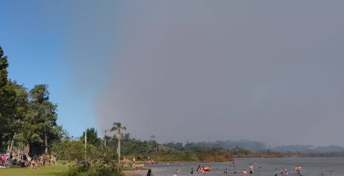 Grande coluna de fumaça chama a atenção no Balneário Rincão