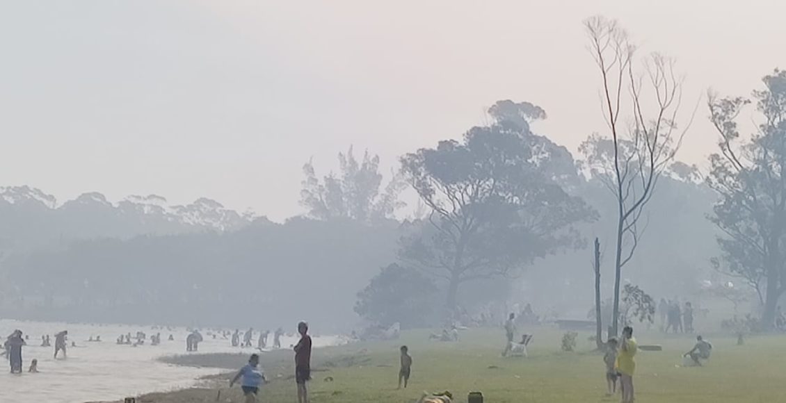 Grande coluna de fumaça chama a atenção no Balneário Rincão