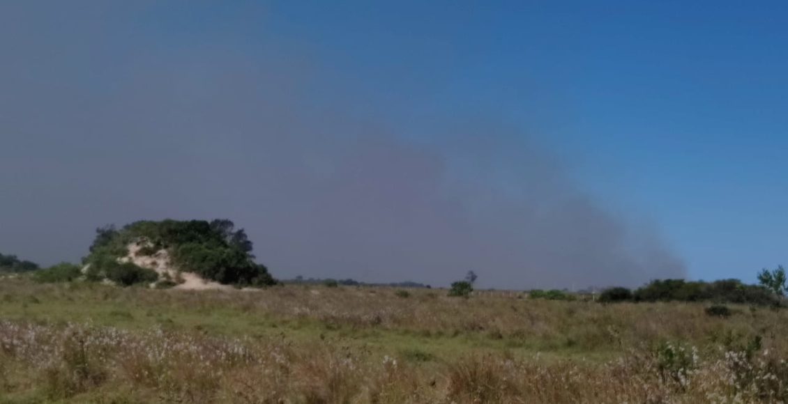 Grande coluna de fumaça chama a atenção no Balneário Rincão