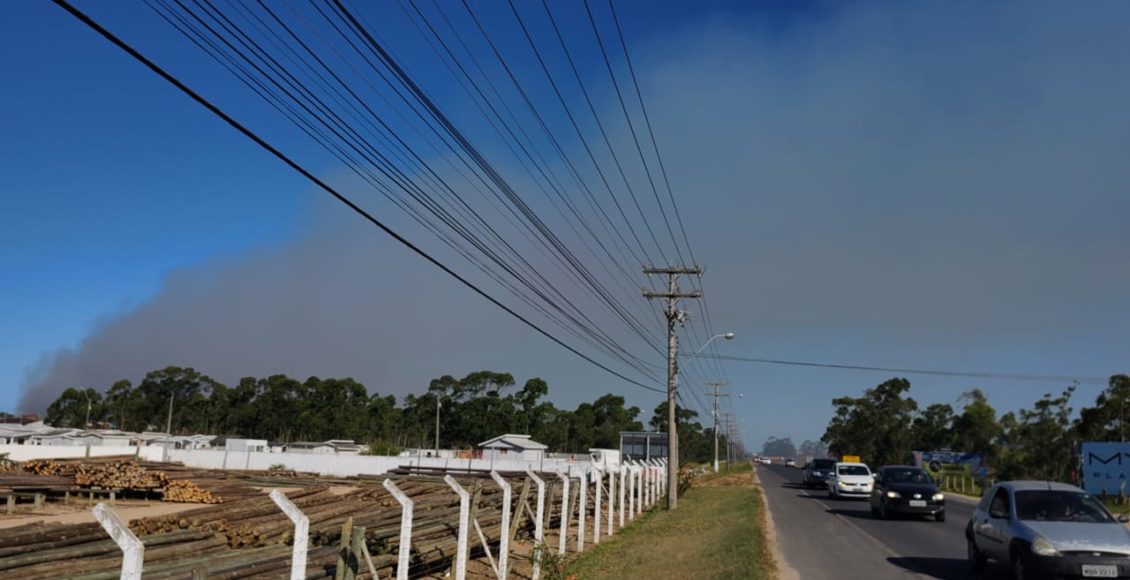 Grande coluna de fumaça chama a atenção no Balneário Rincão