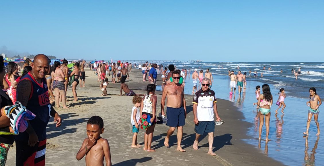 Primeiro dia do ano de praia e lagoas cheias em Balneário Rincão