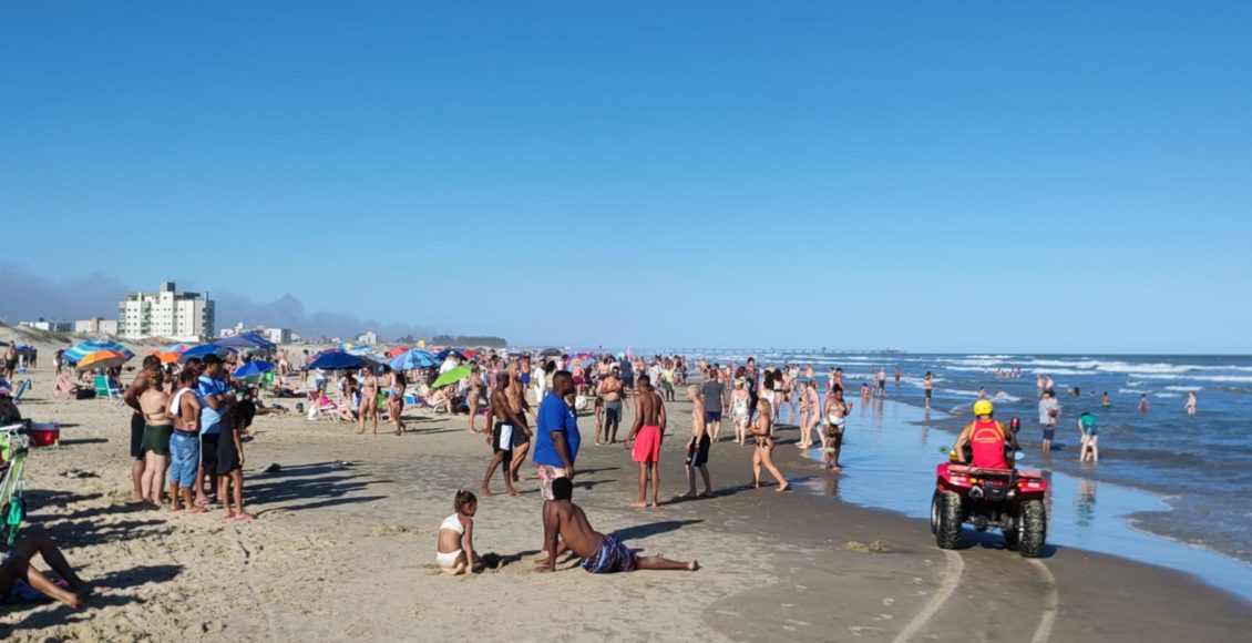 Primeiro dia do ano de praia e lagoas cheias em Balneário Rincão