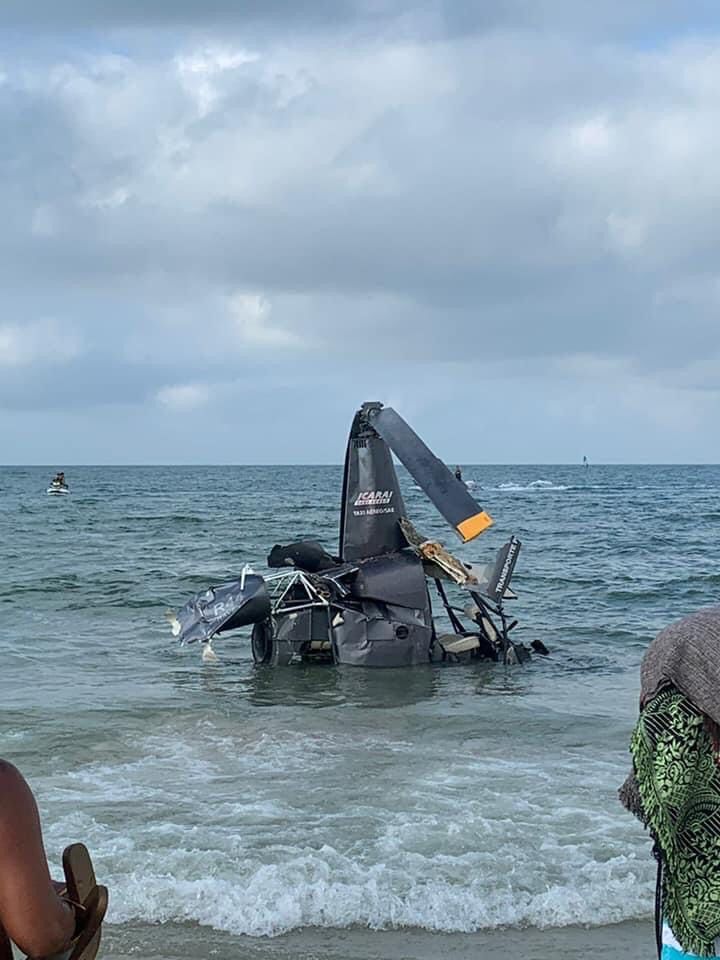 Helicóptero cai no mar e assusta banhistas