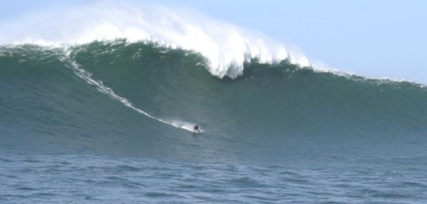 Surfista de Jaguaruna pega onda gigante de 20 metros; Veja vídeo