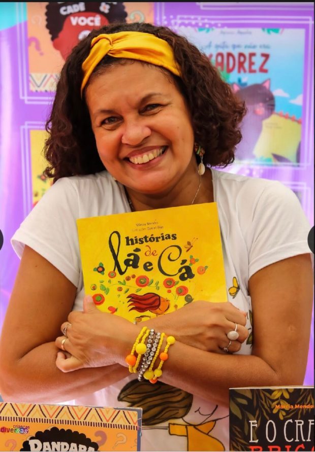 Professora doa livros para crianças sem acesso à leitura