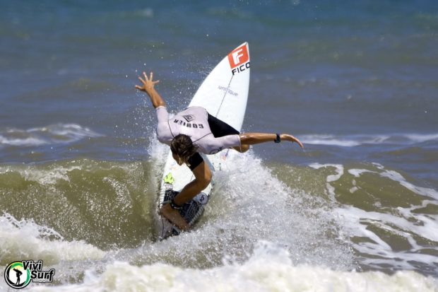 Show de surfe e praia lotada na etapa de verão ASCAS no Rincão