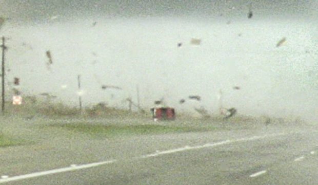 Tornado tomba carro e motorista sai dirigindo; Veja vídeo