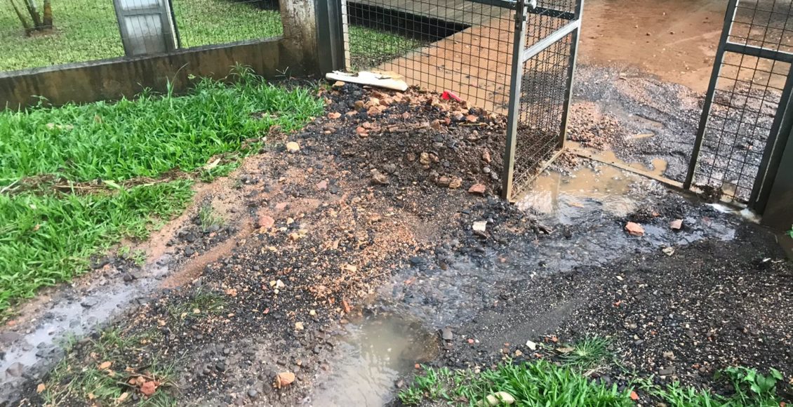 Chuva transforma rua em pequena cachoeira e traz prejuízos em Criciúma