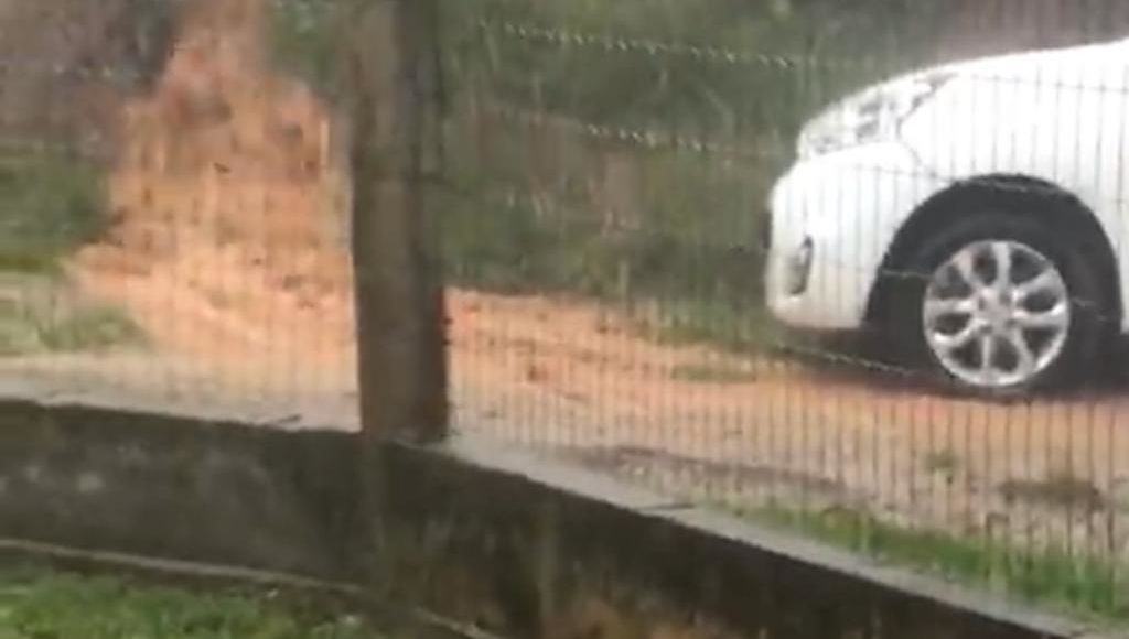 Chuva transforma rua em pequena cachoeira e traz prejuízos em Criciúma