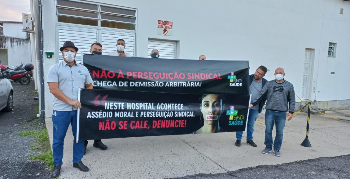 Trabalhadores protestam em frente ao Hospital Santa Catarina