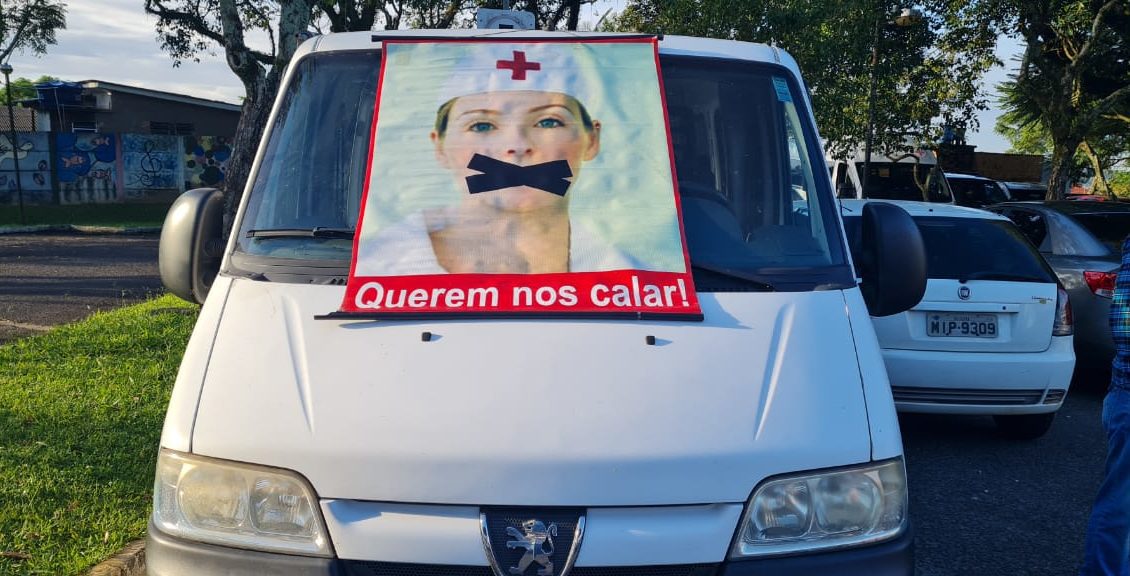 Trabalhadores protestam em frente ao Hospital Santa Catarina