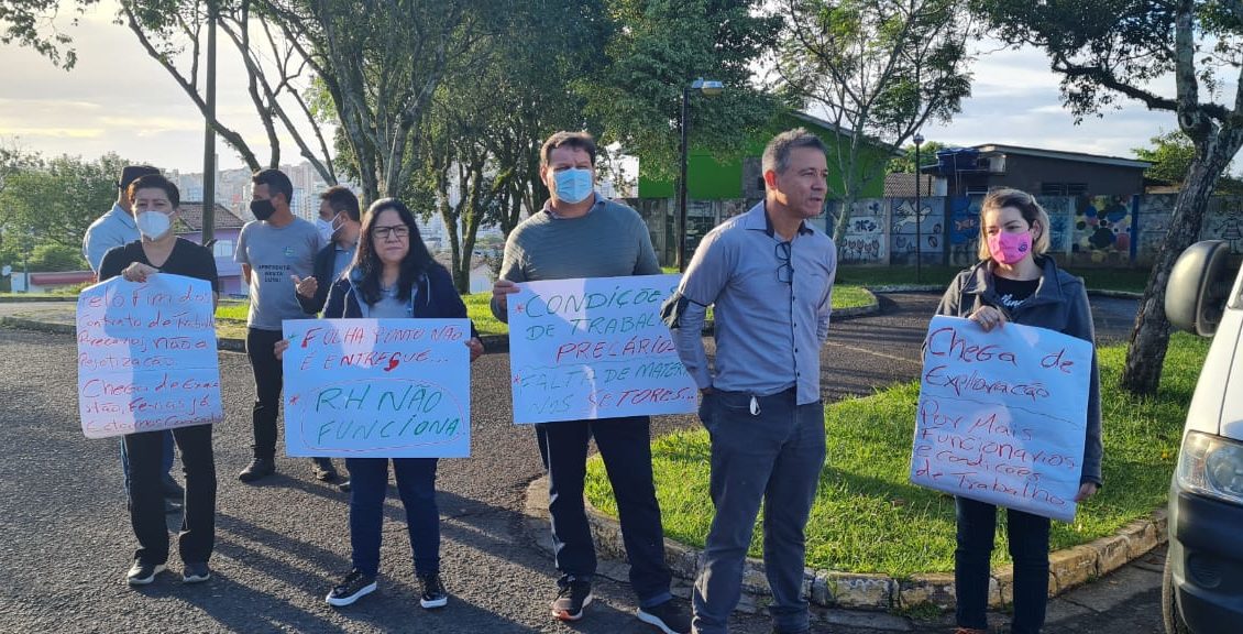 Trabalhadores protestam em frente ao Hospital Santa Catarina