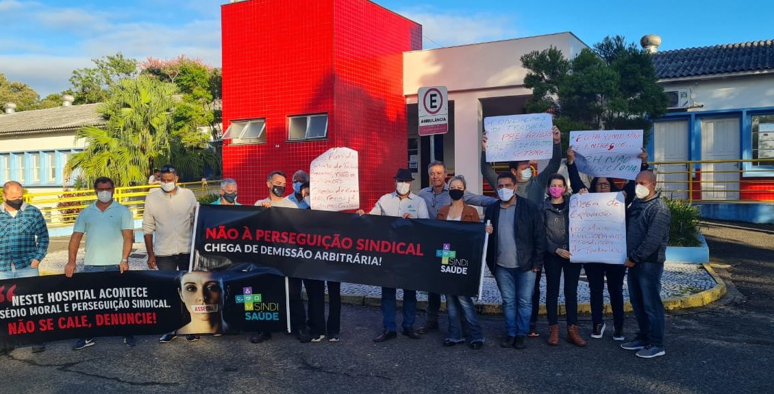 Trabalhadores protestam em frente ao Hospital Santa Catarina