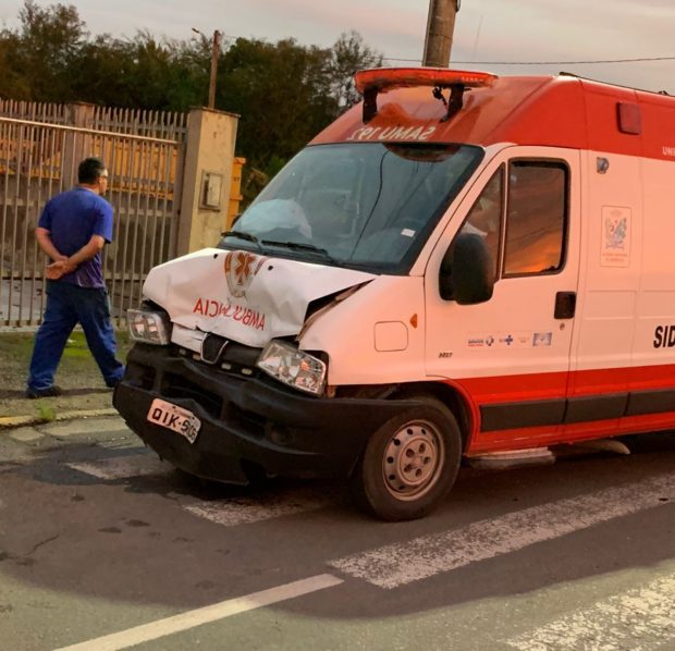 Colisão entre ambulância e carro deixa duas pessoas feridas em Siderópolis