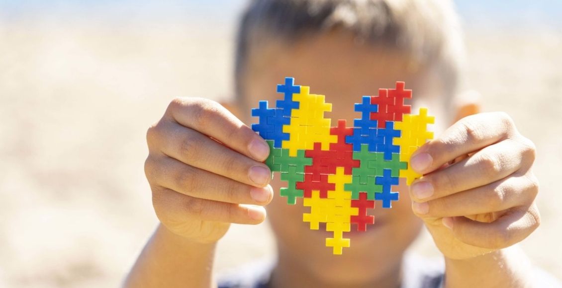 Criança autista e o auxílio profissional no ambiente escolar