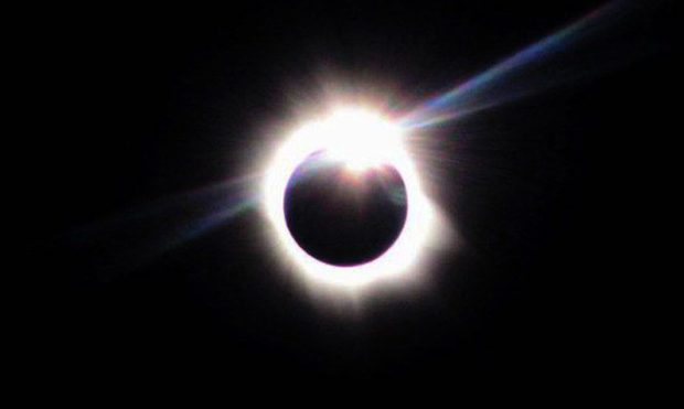 Eclipse solar ocorre hoje e será transmitido ao vivo; entenda