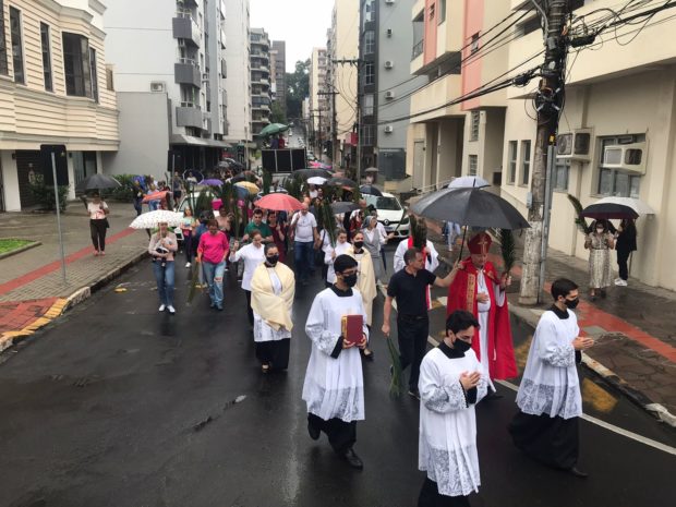 Mesmo com chuva procissão de Ramos reúne centenas em Criciúma