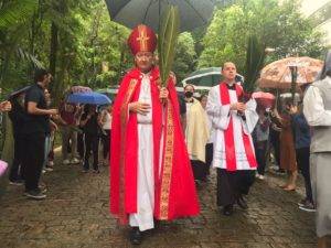 Mesmo com chuva procissão de Ramos reúne centenas em Criciúma