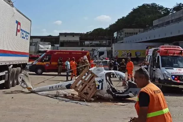 Helicópeto cai logo após decolagem e atinga caminhão