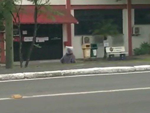 Homem é flagrado correndo com saco plástico na cabeça na Avenida Centenário em Criciúma