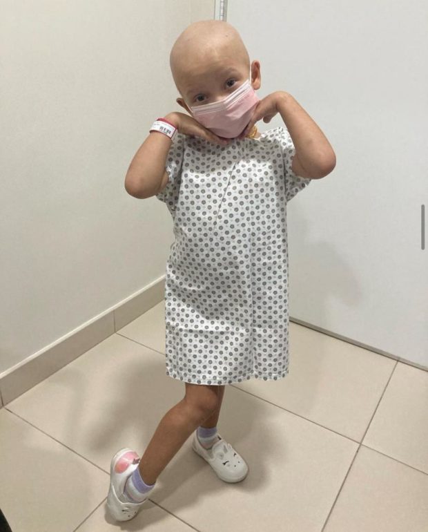 Vídeo: menina de 4 anos celebra cura do câncer cantando em hospital