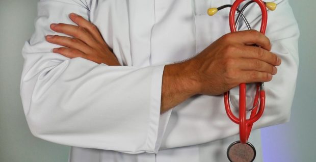 Baixo salário é causa de falta de médicos em Criciúma, diz Conselhos de Saúde