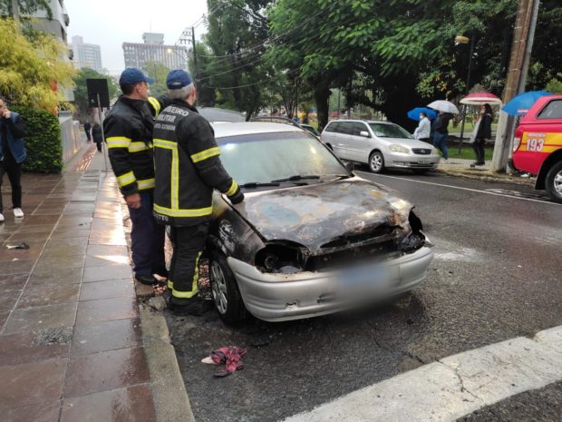 Carro pega fogo em Criciúma