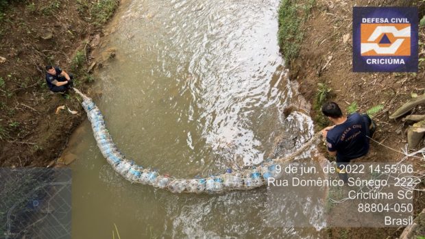 Rio Criciúma: Ecobarreiras são instaladas para impedir acúmulo de lixo