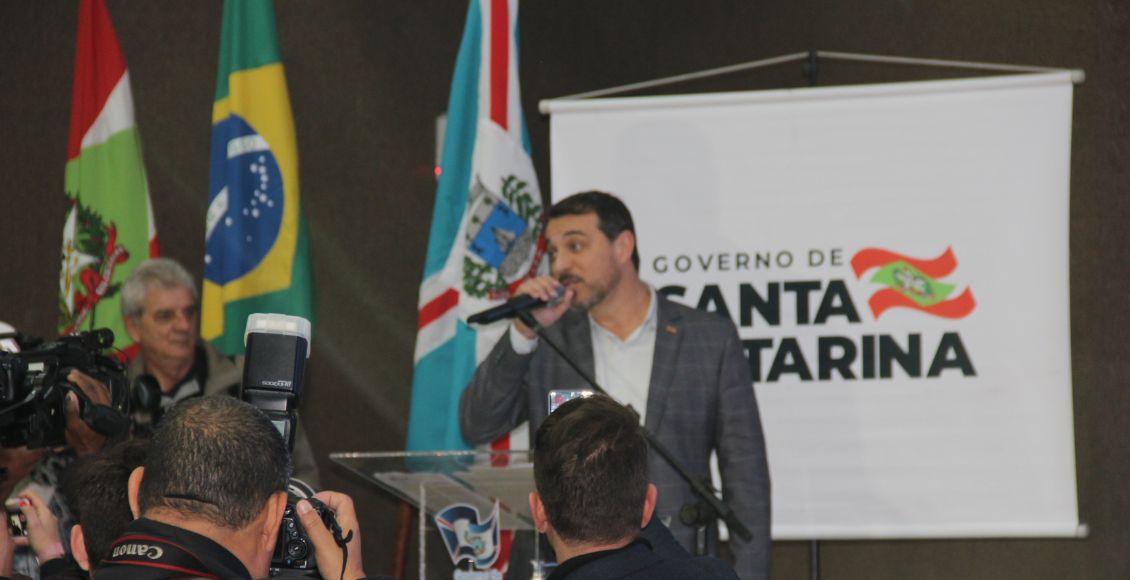 Governador Moisés canta durante evento em Içara; veja vídeo