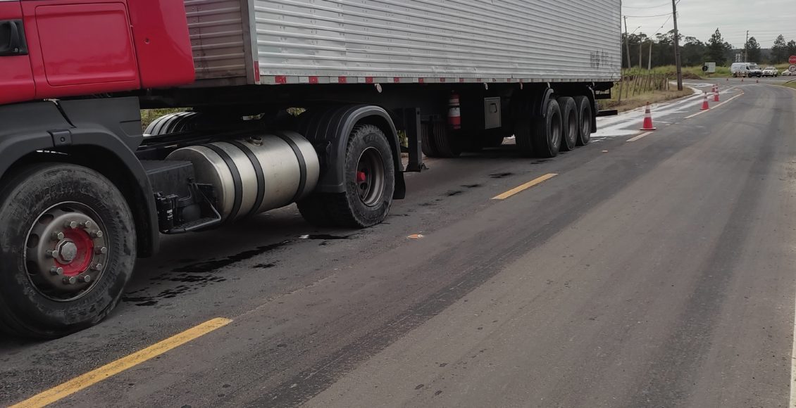 Caminhão derrama óleo na pista e provoca acidentes em Criciúma