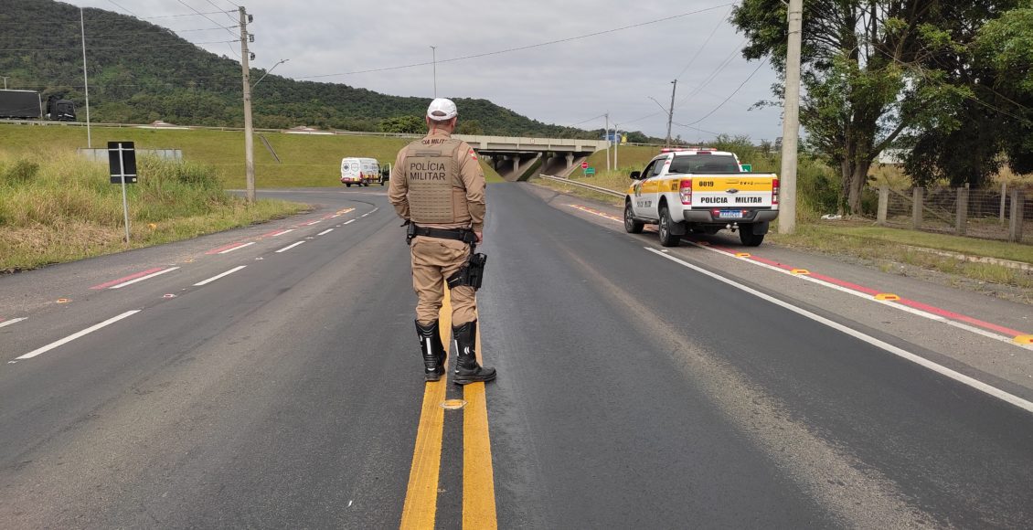Caminhão derrama óleo na pista e provoca acidentes em Criciúma
