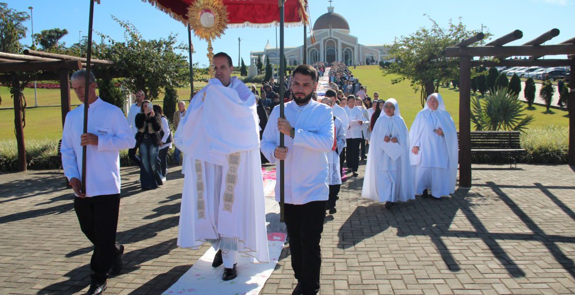 Santuário faz tradicional tapete de Corpus Christi com cobertores doados por fiéis (15)