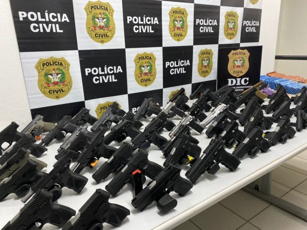 A Polícia Civil de Santa Catarina recuperou mais de 100 armas de fogo e três mil munições