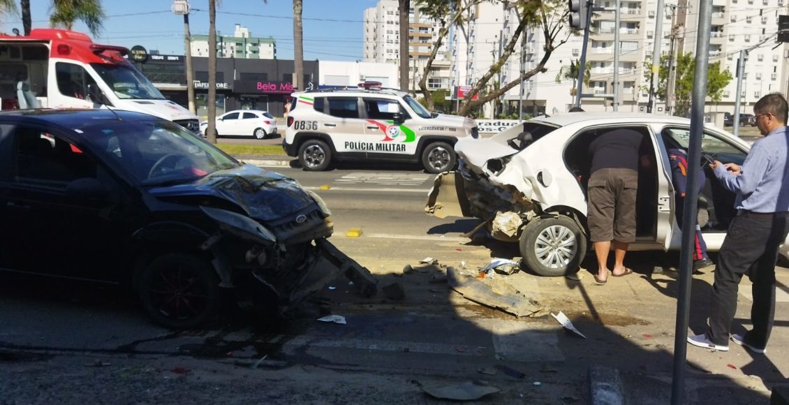 Grave acidente de trânsito na Centenário deixa motorista ferida