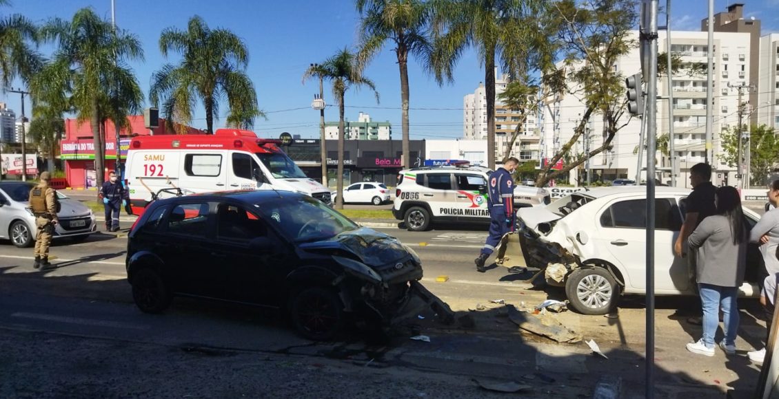 Grave acidente de trânsito na Centenário deixa motorista ferida (2)