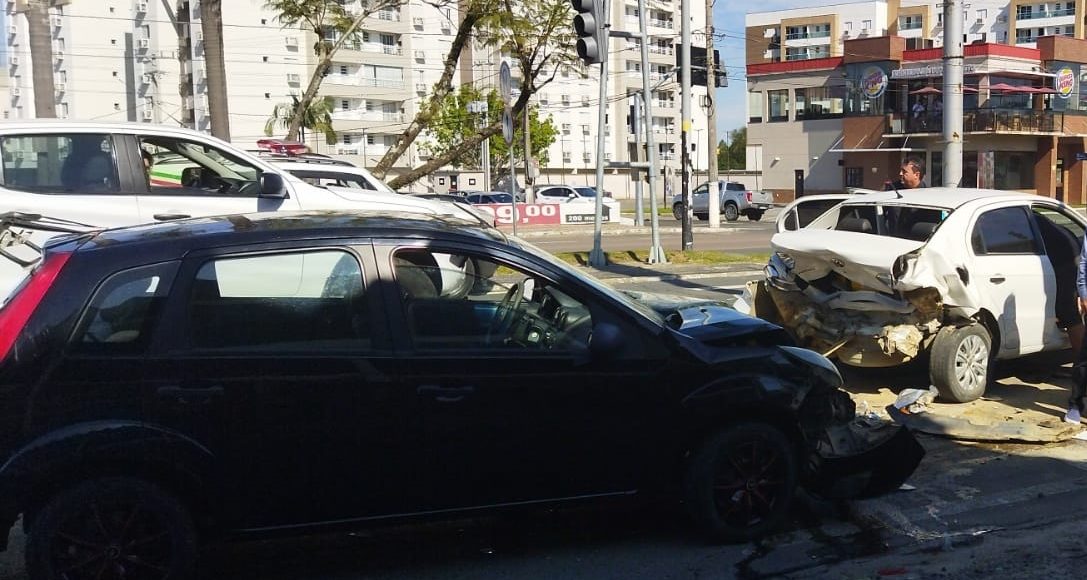 Grave acidente de trânsito na Centenário deixa motorista ferida (3)