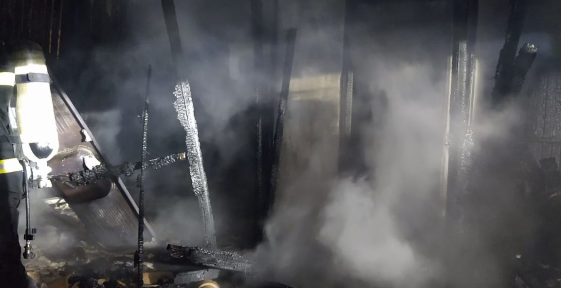 Idoso sofre queimaduras durante incêndio em casa de Criciúma (2)